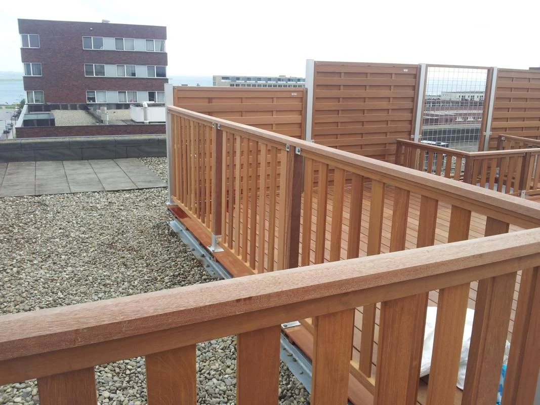 Pen-gatverbinding in een hardhouten balkonhek
